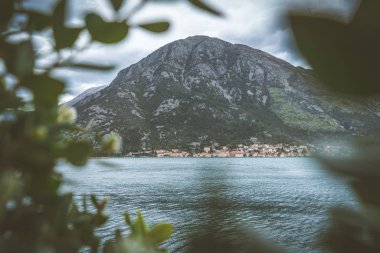 Güzel Kotor Körfezi Kotor şehir kıyıdan, Karadağ görüldüğü gibi göster