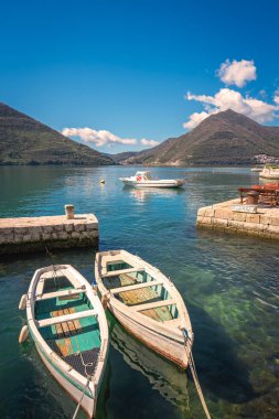 Kotor Körfezi, Karadağ'ın güzel Perast Şehir kıyısında iki küçük balıkçı tekneleri