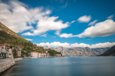 Kotor Körfezi, Karadağ'ın Perast şehir güzel kıyı deniz kıyısında