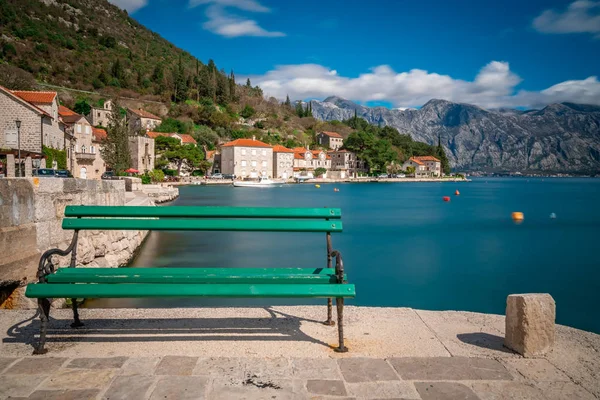 Bangku Kosong Pantai Laut Kota Indah Perast Teluk Kotor Montenegro — Stok Foto
