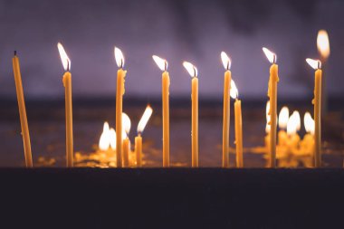 Ortodoks Manastırı Şapel memorial mumlar yanan satır