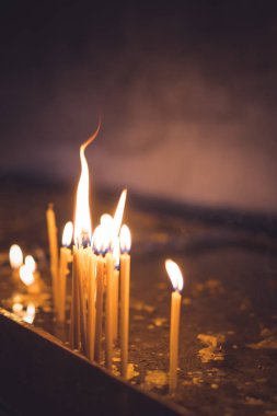 Ortodoks Manastırı Şapel memorial mumlar yanan satır