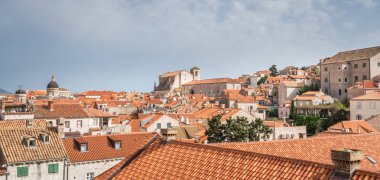 Çatıları, eski evleri ve binaları Dubrovnik'in eski müstahkem şehir duvarlarından izlendi,