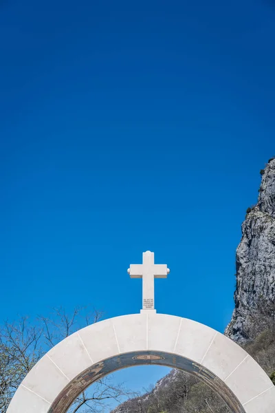Kreuz Auf Bogentoren Mit Schönen Mosaiken Eingang Zum Kloster Ostrog — Stockfoto