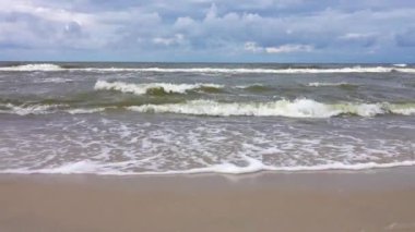 Bydgoszcz, Polonya - Temmuz 2017: Timelapse nehir Brda Bydgoszcz şehir merkezinde üzerinden ip cambazı heykel