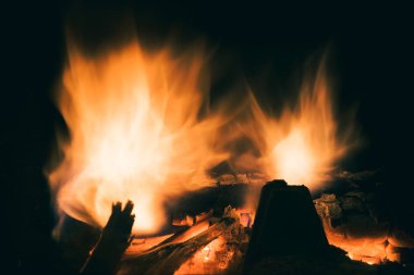 Uzun pozlama görüntü sıcak yanan odun büyük parçanın iç yangın yer evde alevler