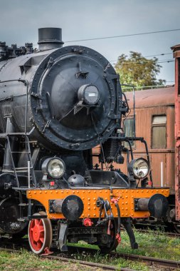 Bir eski terkedilmiş retro Buharlı Tren Lokomotif yan yolda