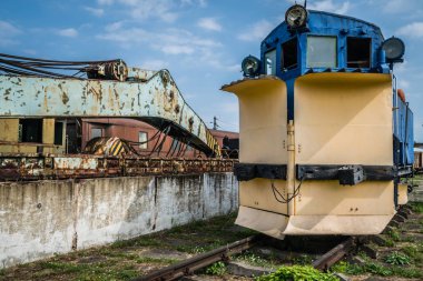 Bir eski terkedilmiş kar pulluk görüntüsünü tren araba yan yolda