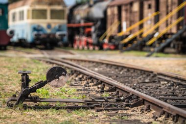 Eski paslı el ile demiryolu parça geçiş ameliyat
