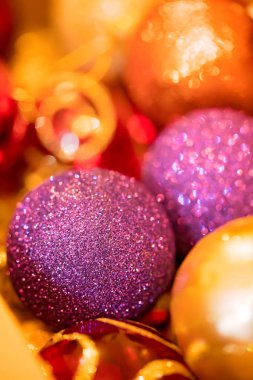 Aralık ayında Noel ağacı süslemek için kullanılan renkli Noel süslemeleri yakın çekim