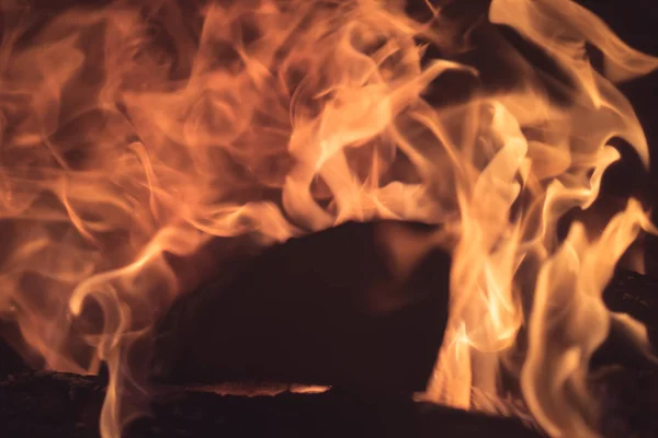 Büyük Evde Yangın Yeri Içinde Sıcak Alevler Içinde Yanan Odun — Stok fotoğraf