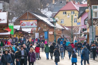 Karpacz, Polonya - Şubat 2018: Kalabalık şehirde Karpacz, Polonya Kış Kayak Merkezi Ana caddede yürüyen turist
