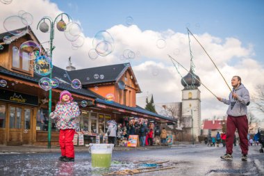 Karpacz, Polonya - Şubat 2018: adam dev sabun köpüğü çocuklar için ana caddede Karpacz şehir yakalamak, Kış Kayak Merkezi Lehçe için serbest