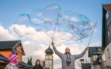 Karpacz, Polonya - Şubat 2018: adam dev sabun köpüğü çocuklar için ana caddede Karpacz şehir yakalamak, Kış Kayak Merkezi Lehçe için serbest