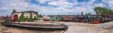 Jaworzyna Slaska, Polonya - Ağustos 2018: Eski terkedilmiş retro panoramik tren lokomotifler ve Sanayi Müzesi ve demiryolu Silezya'da deposunda yan pistlerde küçük yük arabalar