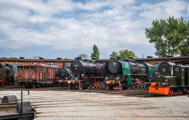 Jaworzyna Slaska, Polonya - Ağustos 2018: Eski terkedilmiş retro Tren Lokomotif sanayi Müzesi ve demiryolu Silezya'da deposunda yan pistlerde
