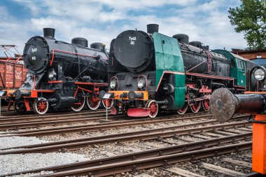 Jaworzyna Slaska, Polonya - Ağustos 2018: Eski terkedilmiş retro Tren Lokomotif sanayi Müzesi ve demiryolu Silezya'da deposunda yan pistlerde