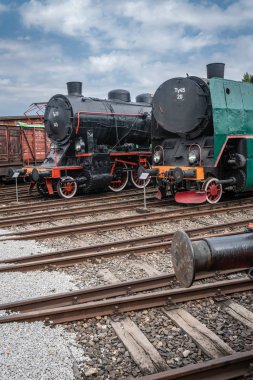 Jaworzyna Slaska, Polonya - Ağustos 2018: Eski terkedilmiş retro Tren Lokomotif sanayi Müzesi ve demiryolu Silezya'da deposunda yan pistlerde