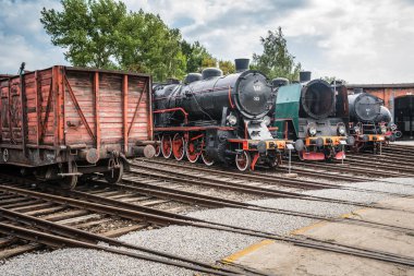 Jaworzyna Slaska, Polonya - Ağustos 2018: Adam eski terkedilmiş retro görünümlü bir çocuk ile tren lokomotifler ve Sanayi Müzesi ve demiryolu Silezya'da deposunda yan pistlerde küçük yük arabalar