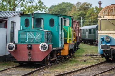 Jaworzyna Slaska, Polonya - Ağustos 2018: bir eski terkedilmiş retro tren araba Endüstrisi Müzesi ve demiryolu Silezya'da yan yolda