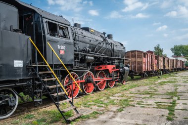 Jaworzyna Slaska, Polonya - Ağustos 2018: Bir eski terkedilmiş retro Buharlı Tren Lokomotif tarafında izlemek sanayi Müzesi ve demiryolu Silezya'da