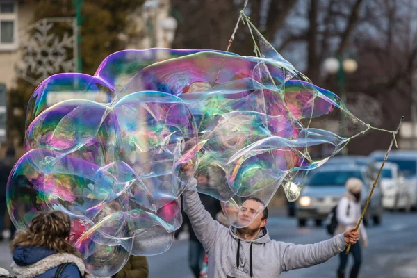 カルパッチの町のメインストリートにキャッチ ポーランドの冬スキー場に子供のための巨大なシャボン玉を解放カルパッチ ポーランド 2018年 — ストック写真
