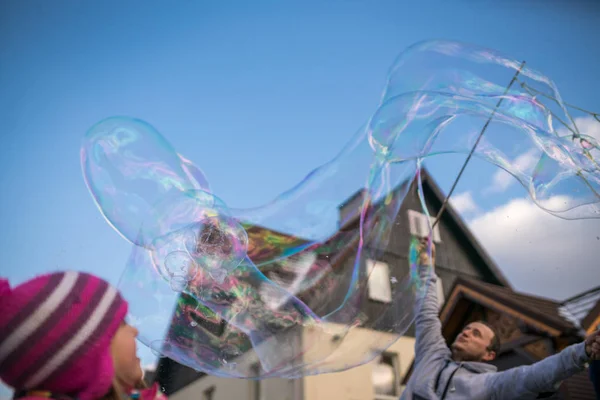 卡尔帕赤 2018年2月 人释放巨型肥皂气泡为孩子捉住在主要大街在卡尔帕赤镇 波兰人冬天滑雪胜地 — 图库照片