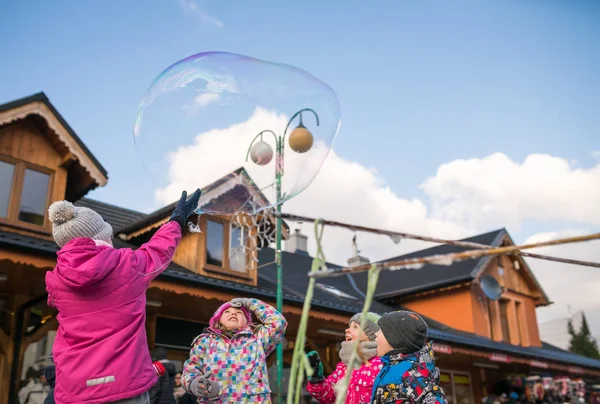 Karpacz Polsko Února 2018 Děti Snaží Chytit Obří Mýdlové Bubliny — Stock fotografie