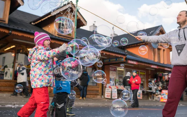 Karpacz Polsko Února 2018 Děti Snaží Chytit Obří Mýdlové Bubliny — Stock fotografie