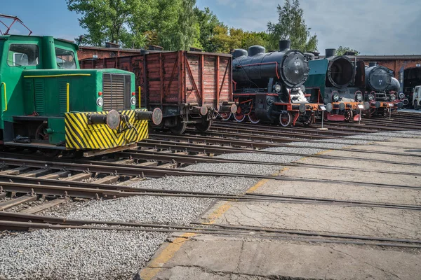 Jaworzyna Slaska, Polonya - Ağustos 2018: Eski terkedilmiş retro tren lokomotifler ve Sanayi Müzesi ve demiryolu Silezya'da deposunda yan pistlerde küçük yük arabalar