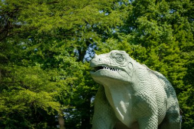 Londra 'daki Crystal Palace halk parkında dinozor heykeli