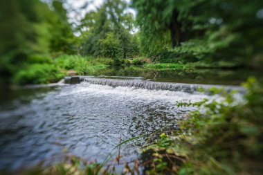Morden Hall Park Park, Londra, İngiltere'de bir nehir üzerinde küçük şelale