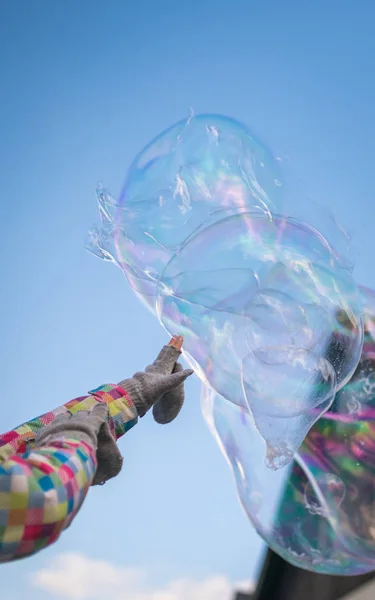 Mädchen Streckt Ihre Hand Aus Und Versucht Die Riesigen Seifenblasen — Stockfoto