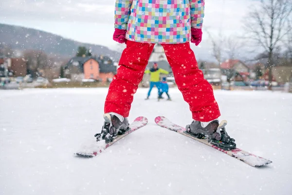 Bambina Che Indossa Pantaloni Invernali Rossi Piedi Sulla Cima Una — Foto Stock