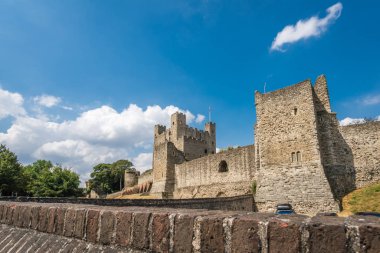 Büyük savunma duvarları ve 12. yüzyıl Rochester Castle, Kent, Güney Doğu İngiltere'nin kalıntıları yüksek kuleleri
