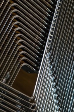 Törenden sonra restoranda yığılı metal ayaklı ahşap sandalye