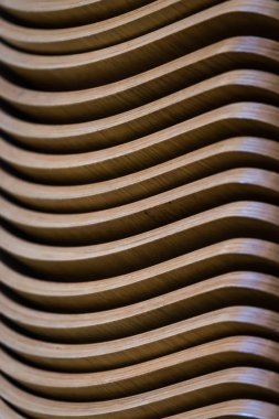 Törenden sonra restoranda yığılı birçok ahşap sandalye