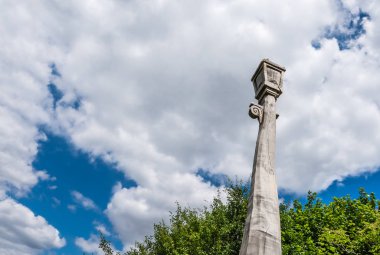 Ahşap fener heykel ile ormanda Banstead Surrey, İngiltere'de bir iz başında