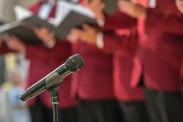 Micrófono Stand Frente Miembros Del Coro Hombres Sosteniendo Libro Canto —  Fotos de Stock