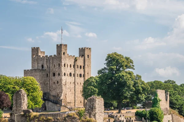 Savunma duvarları ve 12. yüzyıl Rochester Castle, Kent, Güney Doğu İngiltere'nin kalıntıları yüksek kuleleri görünümü