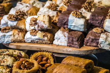 Ceviz ve chocoltae baklava snack süpermarket fırın bölümünde ekranda