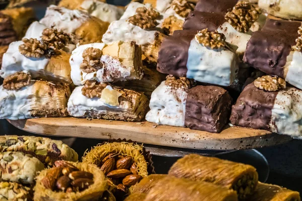 Ceviz ve chocoltae baklava snack süpermarket fırın bölümünde ekranda