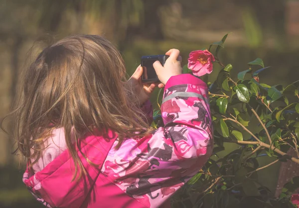 Mignon Petite Fille Caucasienne Prenant Des Photos Fleurs Dans Parc — Photo