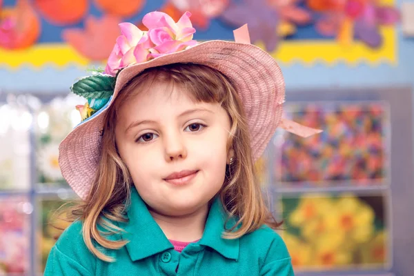 Mesterséges Virágokkal Díszített Aranyos Kis Kaukázusi Lány Visel Rózsaszín Fonott — Stock Fotó