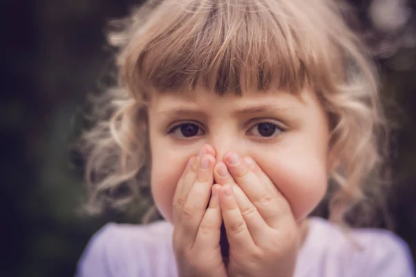 Little Girl Standing Park Her Hands Covering Her Mouth Indicating — Stock Photo, Image