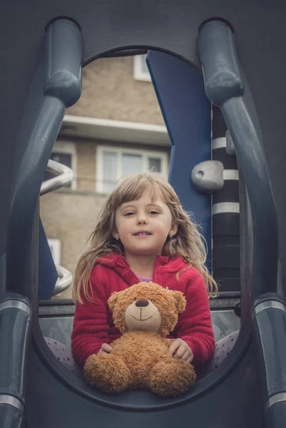 Adorável Menina Caucasiana Segurando Ursinho Pelúcia Enquanto Joga Playground Livre — Fotografia de Stock