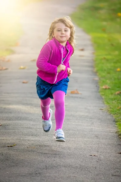Маленькая Белая Девочка Бегающая Парке Весной — стоковое фото