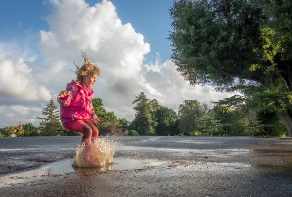Kleines Kaukasisches Mädchen Springt Nach Regen Englischer Landschaft Die Pfütze — Stockfoto