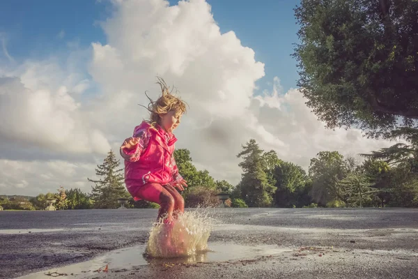 Pequena Menina Caucasiana Pulando Poça Após Chuva Campo Inglês — Fotografia de Stock