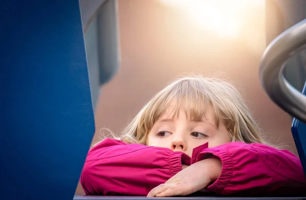 Маленькая Кавказская Девочка Отдыхает Вершине Большого Открытого Горки Детской Площадке — стоковое фото